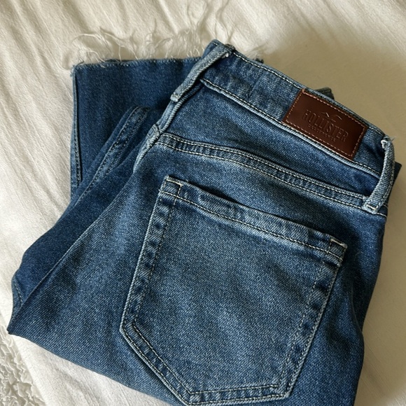 HOLLISTER ULTRA HIGH RISE MOM JEAN W25 L27 - Picture 2 of 8